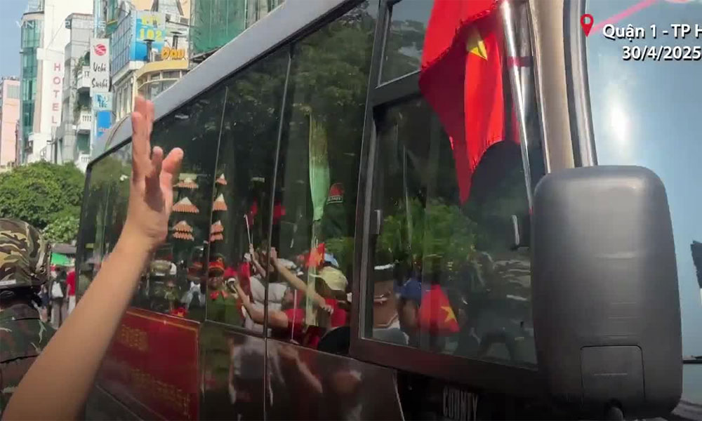 Quân đội Trung Quốc, Lào, Campuchia chào tạm biệt người dân Việt Nam